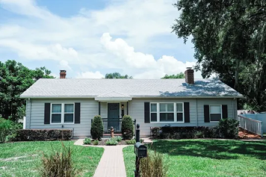 Sanford Story House- Pool, Mini Golf, Arcade and Fire Pit!