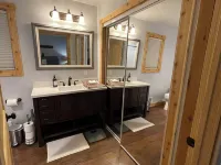 Charming 2-bedroom retreat Chalet Soleil au Lake Pend Oreille! 클라크 포크 호텔