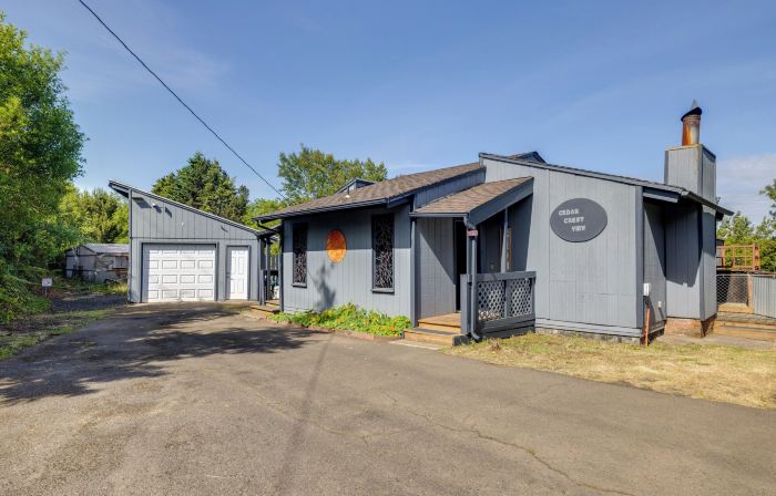 < 1 Mi to Port of Alsea: Inviting Gem w/ Views!