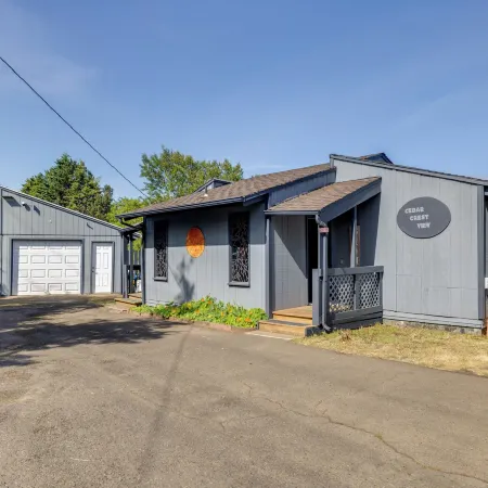 < 1 Mi to Port of Alsea: Inviting Gem w/ Views!