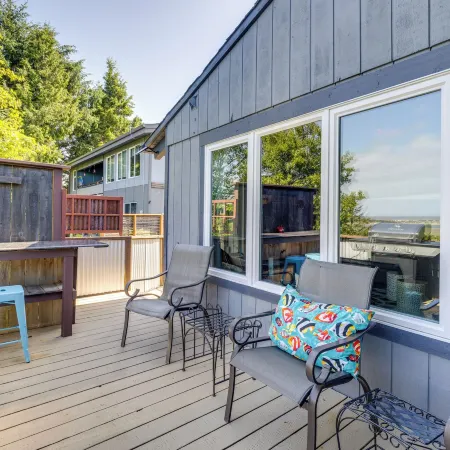 < 1 Mi to Port of Alsea: Inviting Gem w/ Views!