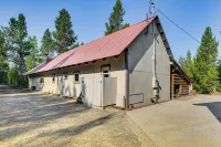 Woodsy Cabin Retreat ~ 4 Mi to Crescent Lake! - chambre d’hôtes