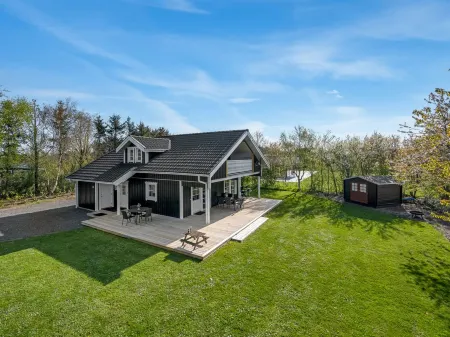 "Adelia" - 850m to the Fjord Отели в г. Тарм