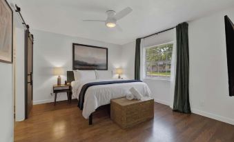Elegant and Stylish Glenmoor Abode - 5 Min to Town