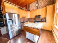 The Brick Street Suite, high ceilings, historic brick street location