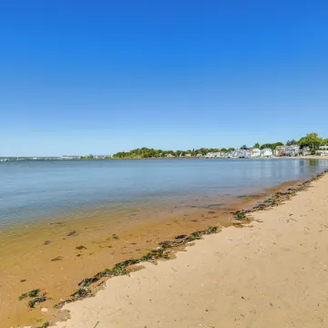 Near Yale & Lighthouse Point Beach: Home w/ Pool! Отели в г. Нью-Хейвен