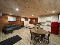 Peaceful log cabin on a back gravel road with private deck and amenities of home