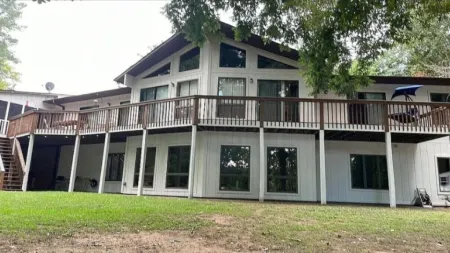 What a family lake house should be! Natural Beauty w/ space for each to enjoy!!! Отели в г. Окони Каунти