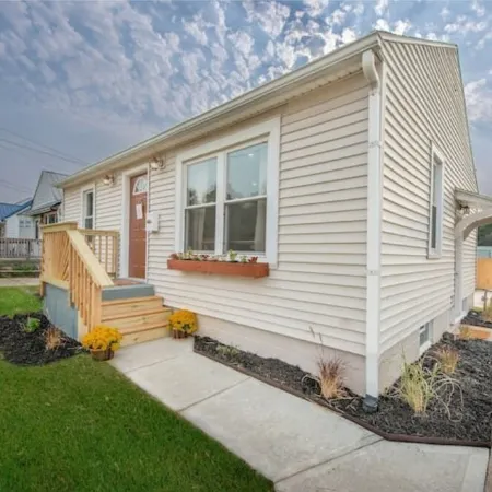 Kingwood Cottage, a beautiful 2-bedroom cottage across from Kingwood