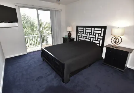 Punta Gorda Isles Canalfront Vacation Home with Private Pool  andBoat Lift Отели в г. Пунта-Горда