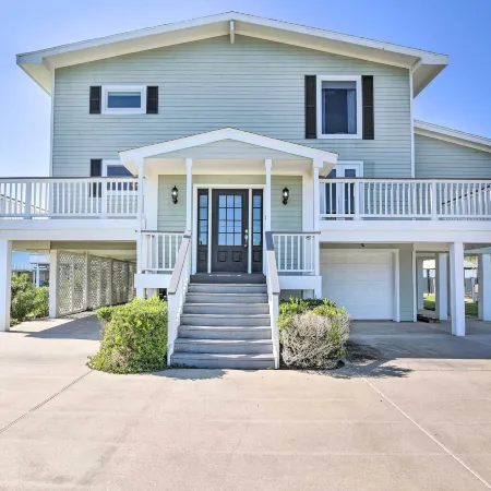 Waterfront Deck and Bay Access Galveston Getaway!