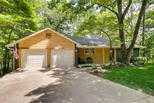 Spacious Home on Beaver Lake w/ Deck & Fire Pit! - Pysäköinti