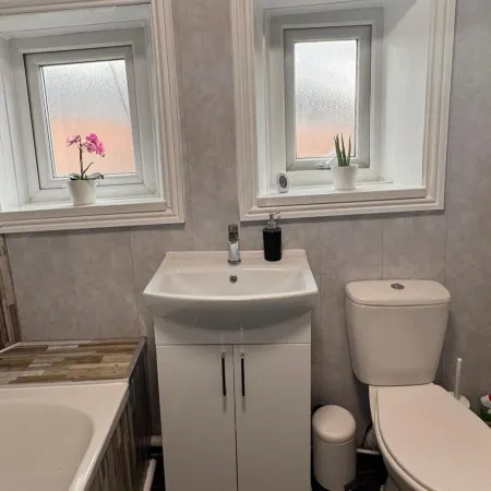 Grantham House - Sleeps 6 - Pet Friendly - Parking