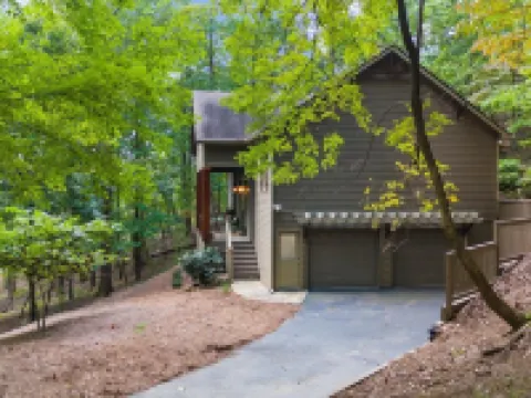 Escape to Nestled Sparrow, a peaceful 4BR/3BA retreat in Big Canoe, GA