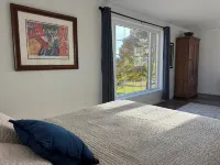 Beautiful new studio with amazing views - peaceful but close to everything! โรงแรมใน