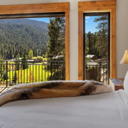 Mtnlux Fire Tower Big Sky Near Ynp Border with Hot Tub, Sauna Fitness/Game Room.