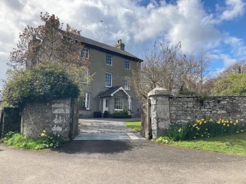 Spacious, self-contained apartment nestled in the Brecon Beacons National Park 蘭弗拉納赫酒店