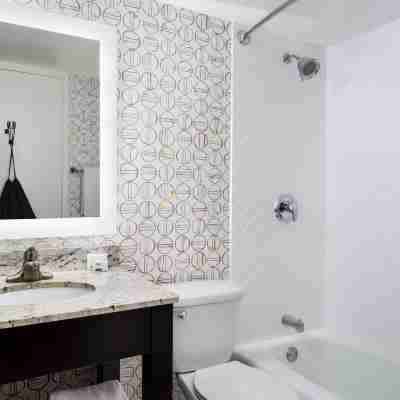 Holiday Inn & Suites Boston-Peabody by IHG Rooms