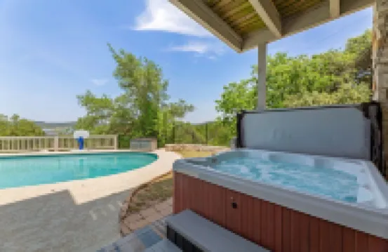 Lake Travis Oasis, Pool, Hot Tub, Lake Views, Near Marinas & Austin!