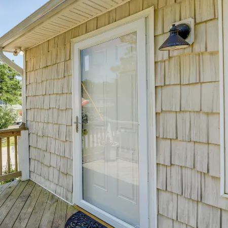 Charming Emerald Isle Escape < 1 Mi to Beach!