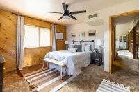 Whispering Hollow Lodge on Greer Main St! - WiFi