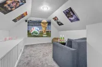 6Br HotTub & Cinema Vibes Perfect KC Stay for Friends & World Cup Fans!