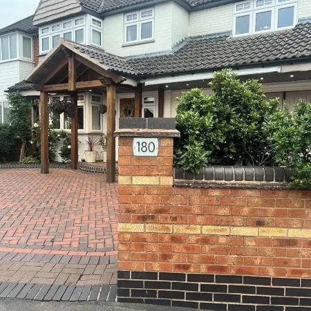 Staysolihull, Large Spacious Corner House,