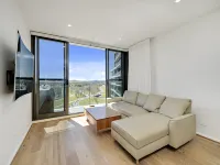 Modern 1-Bed Apartment With Parking