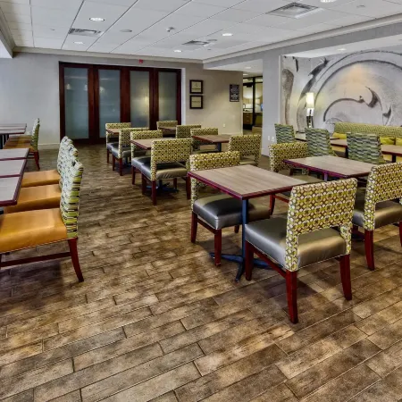 Hampton Inn Rochester-Irondequoit Отели рядом с достопримечательностью «Планетарий Страсенбург»