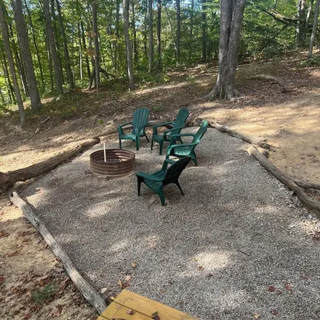 Charming 2-bedroom cabin in enchanting Hocking Hills with WiFi, AC