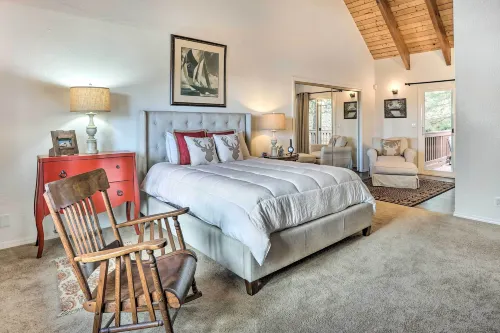 Lovely Lake Arrowhead Cabin w/ Furnished Deck - Parkering