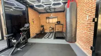 阿希希克的豪華三卧室公寓 - 可住6人 - 私人健身房 - 壁球場 - 健身室/gym room