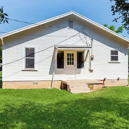 Walkable 1900s Home w/ Porch in Downtown Buda