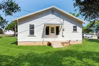 Walkable 1900s Home w/ Porch in Downtown Buda - Wifi