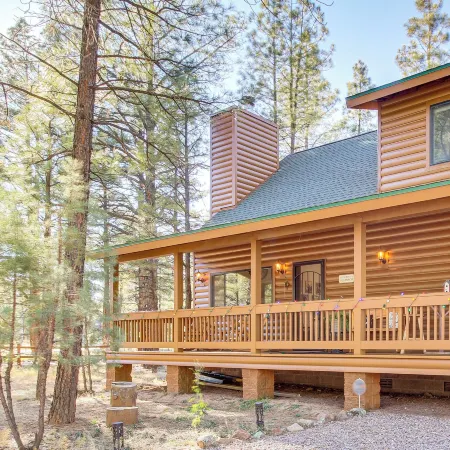 2 Mi to Fool Hollow Lake: Wooded Cabin w/ Fire Pit