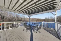 Hidden Lakefront Gem on a Gated Countryside Escape Hotels in Central Valley