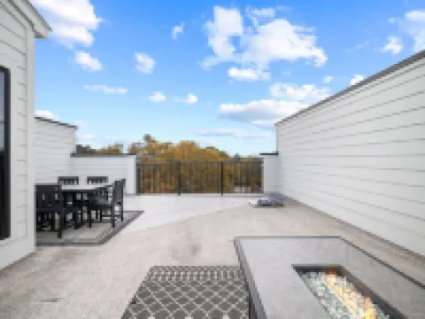 NEW Luxury Condo Rooftop Terrace EV Charger Hotels in Wake Forest