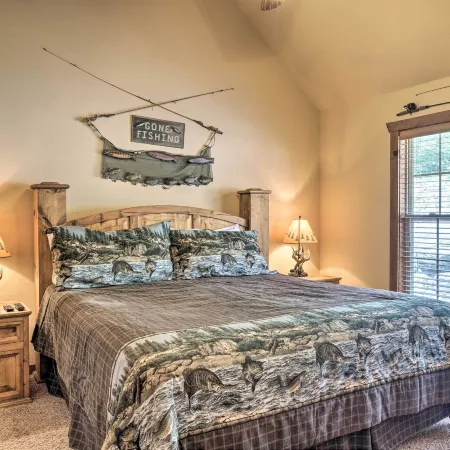 Screened Deck: Cozy Branson West Cabin!