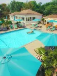 Rye Motor Inn - Oceanfront, Walk to Beach - Beach