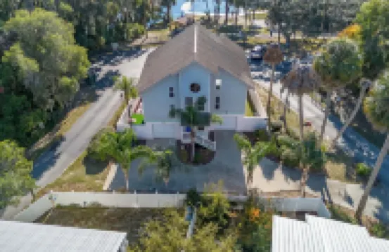 Wake up to river views:dreamy 4 bedrooms escape by the city beach in Dunnellon.