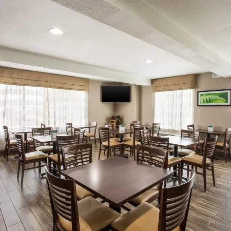 Quality Inn Kansas City International Airport