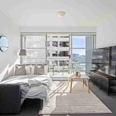 Stylish 2BR Apt Overlooking Darling Harbour Rooms