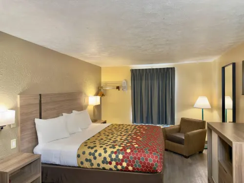 Econo Lodge Lansing - Leavenworth - parking