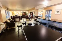 Kings House Motor Hotel - Motels