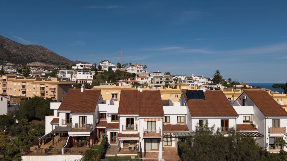 Spacious 4BR Townhouse - Rooftop Terrace