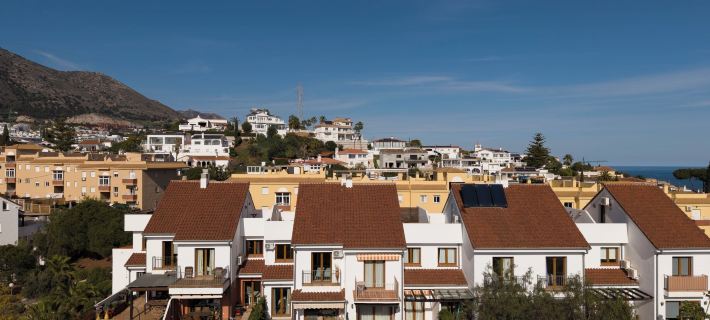 Spacious 4BR Townhouse - Rooftop Terrace Hotels in Fuengirola