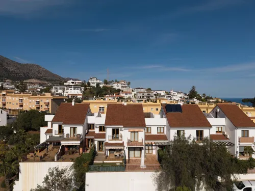 Spacious 4BR Townhouse - Rooftop Terrace - 3-Star