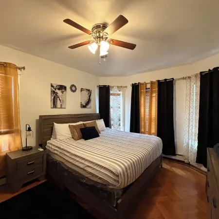 Colonial Style Home 5 Br 2 bath n’ Parking! Close to restaurants n’ colleges!