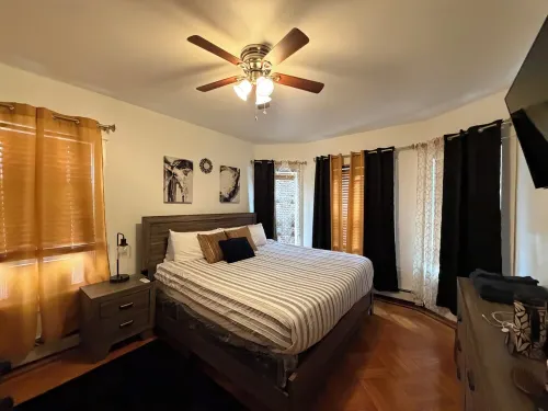Colonial Style Home 5 Br 2 bath n’ Parking! Close to restaurants n’ colleges!