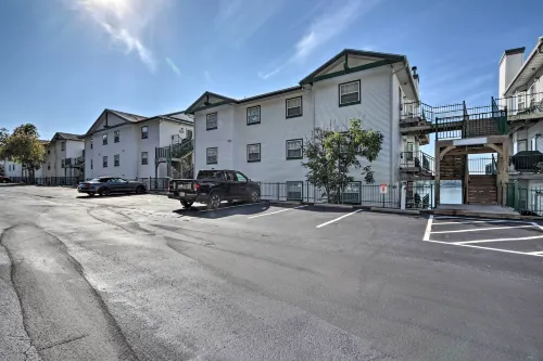 Lake-View Pool and Boat Slip! Ozarks Condo - Wifi